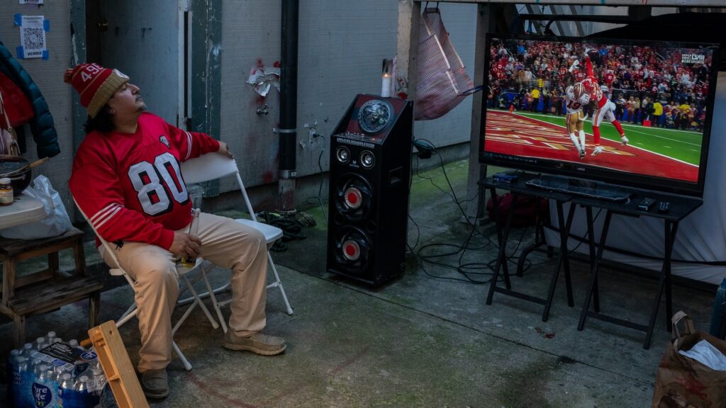Fans watches San Francisco 49ers game on TV