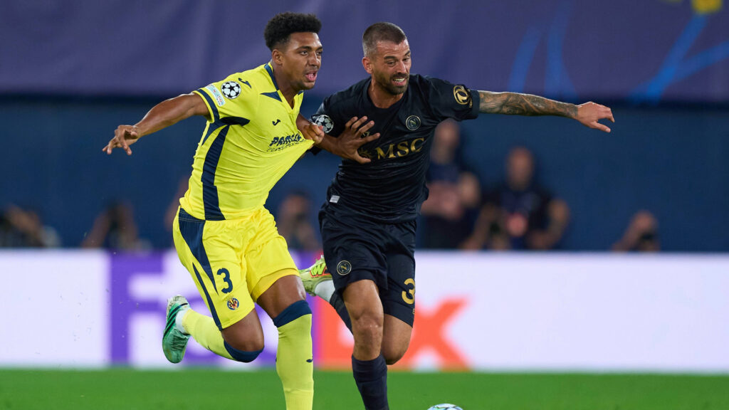 VILLARREAL - OCTOBER 13: Alex Freeman of Villarreal and Leonardo Spinazzola of Napoli compete for the ball during the UEFA Champions League match between Villarreal and Napoli at Estadio de la Cerámica on October 13, 2026 in Villarreal.